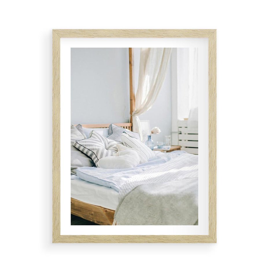 Plakat w ramie 50x70 - Relaks w Sypialni: Jasne Kolory - zdjęcie sypialni, łóżko - rama drewno