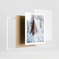Plakat w ramie 40x50 - Zimowe Ustronie w Lesie - domek w lesie, zimowy las - rama biała