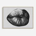 Obraz w ramie 100x70 - Srebrna Moc Wyrazu - srebrne usta, zbliżenie - rama drewno