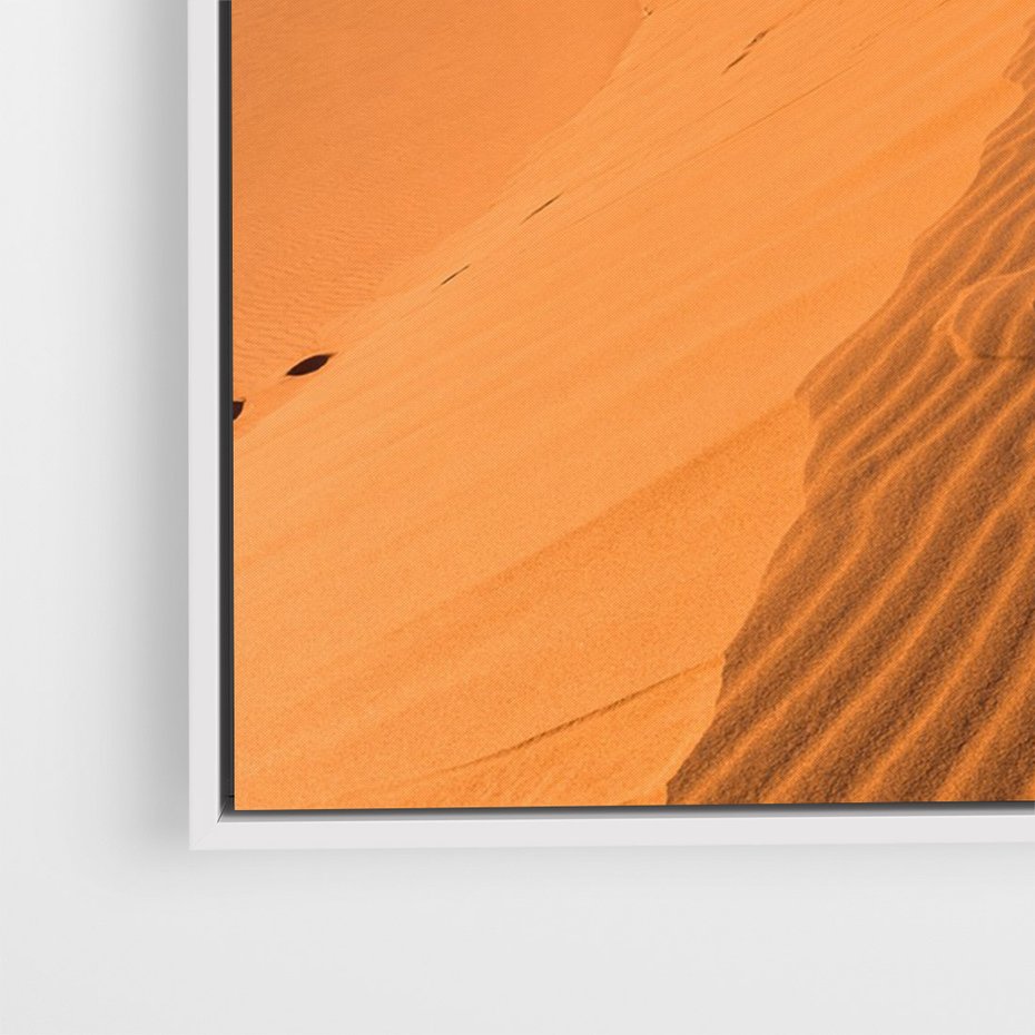 Obraz w ramie 80x120 - Piasek pustyni wędruje - pustynia, piasek - rama biała