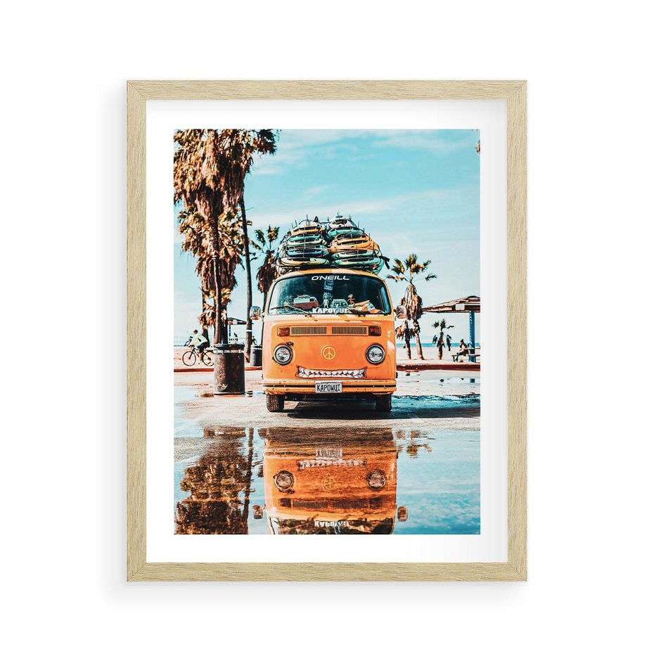 Plakat w ramie 40x50 - Wakacje na Kółkach - kamper, deski surfingowe na dachu - rama drewno