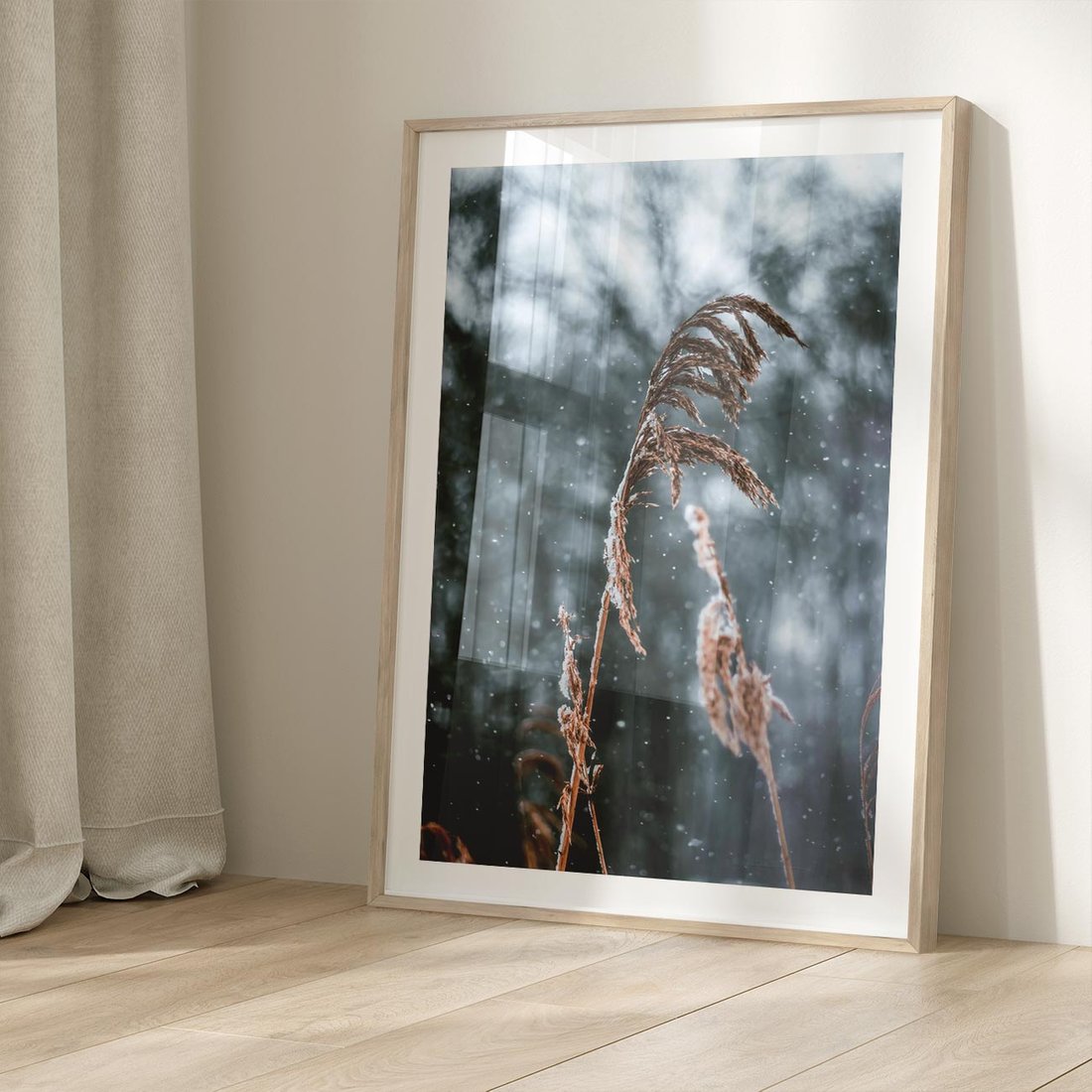 Plakat w ramie 30x40 - Zima na Łonie Natury - sucha wysoka trawa, w zimie - rama drewno