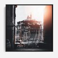 Obraz w ramie 50x50 - Światło Portowe - czarno białe zdjecie, uliczka w nadmorskim mieście - rama czarna