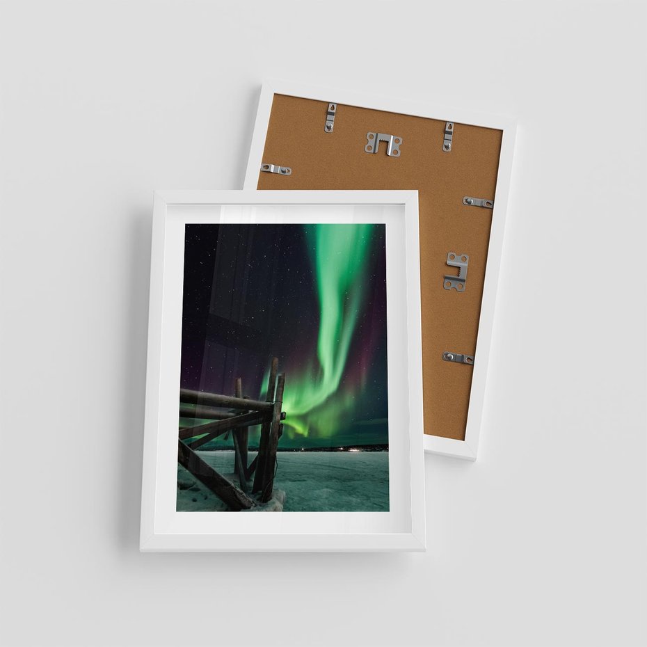 Plakat w ramie 30x40 - Zorza polarna w tajemniczej nocnej przestrzeni - zorza, polarna - rama biała