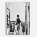 Obraz w ramie 50x70 - Poranki w Paryżu - czarno białe zdjęcie, kobieta w prześcieradle na balkonie - rama biała