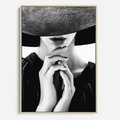 Obraz w ramie 70x100 - Czarna Elegancja - fotografia czarno biała, zbliżenie portret kobiety w czerni - rama drewno