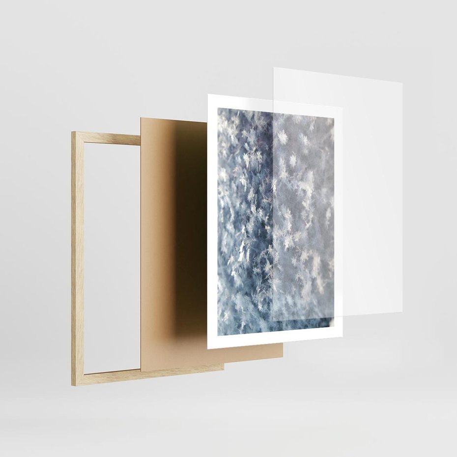 Plakat w ramie 50x70 - Magia Śnieżnych Kryształków - śnieg, szron - rama drewno