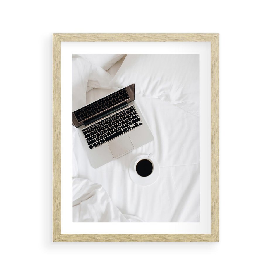Plakat w ramie 40x50 - Relaks w Łóżku: Kawa i Laptop w Pościeli - komputer, na łóżku - rama drewno