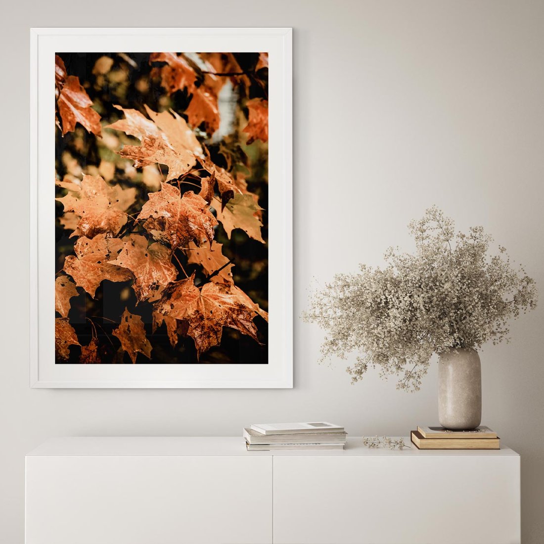 Plakat w ramie 50x70 - Ciepło Jesieni - jesienne pomarańczowe liśćie, jesień - rama biała