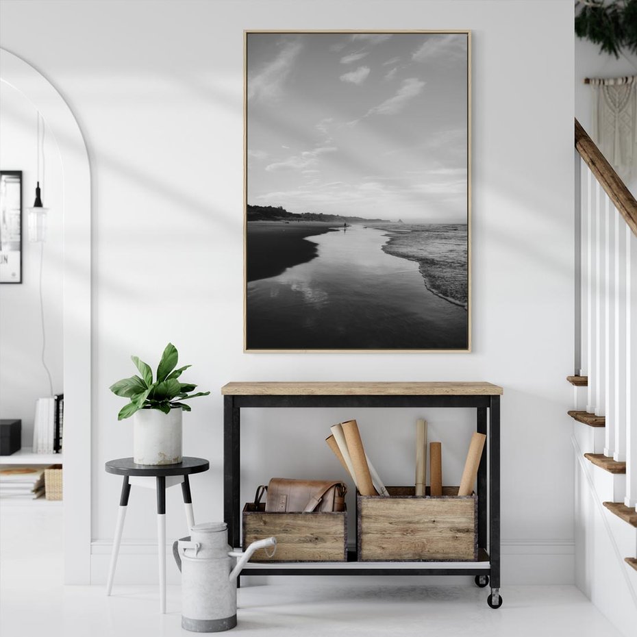 Obraz w ramie 50x70 - Nadmorska Melodia - czarno białe zdjęcie, plaża - rama drewno