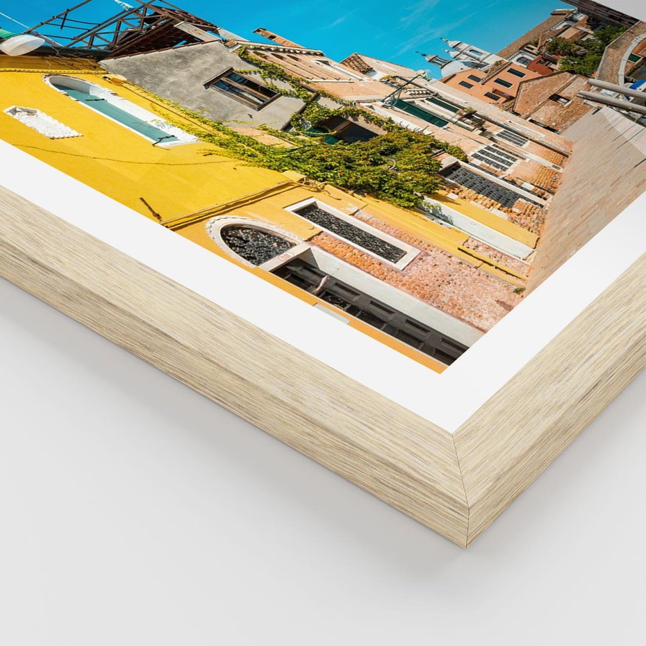 Plakat w ramie 30x40 - Przechadzka w Sercu Miasta - uliczka, perspektywa - rama drewno