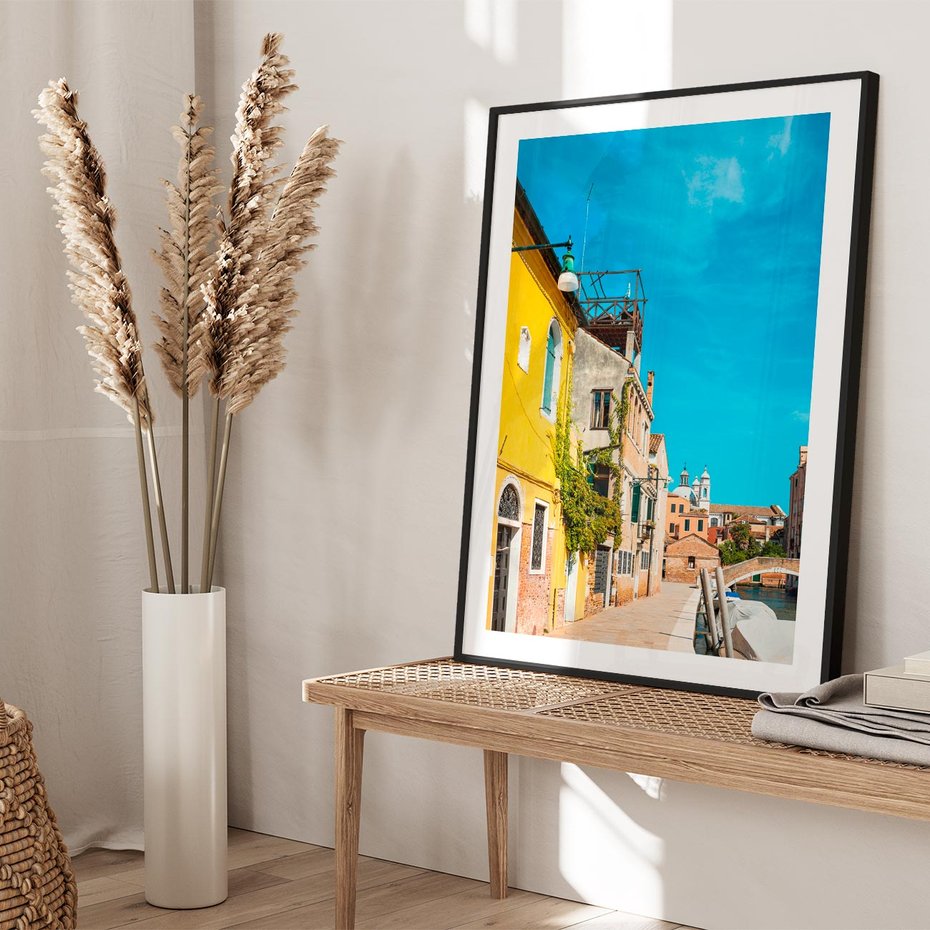 Plakat bez ramy 50x70 - Przechadzka w Sercu Miasta - uliczka, perspektywa