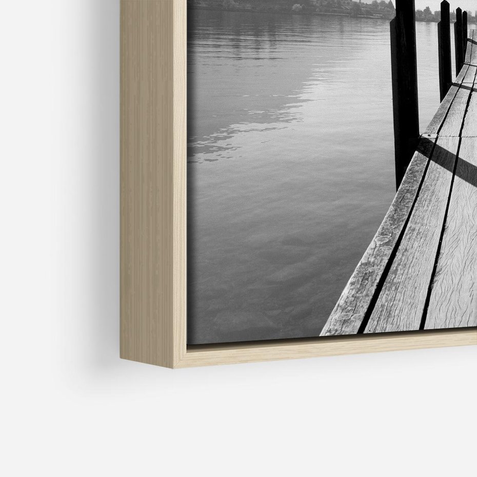 Obraz w ramie 80x80 - Spokojna Przystań - czarno biała fotografia, drewniany pomost na jeziorze - rama drewno