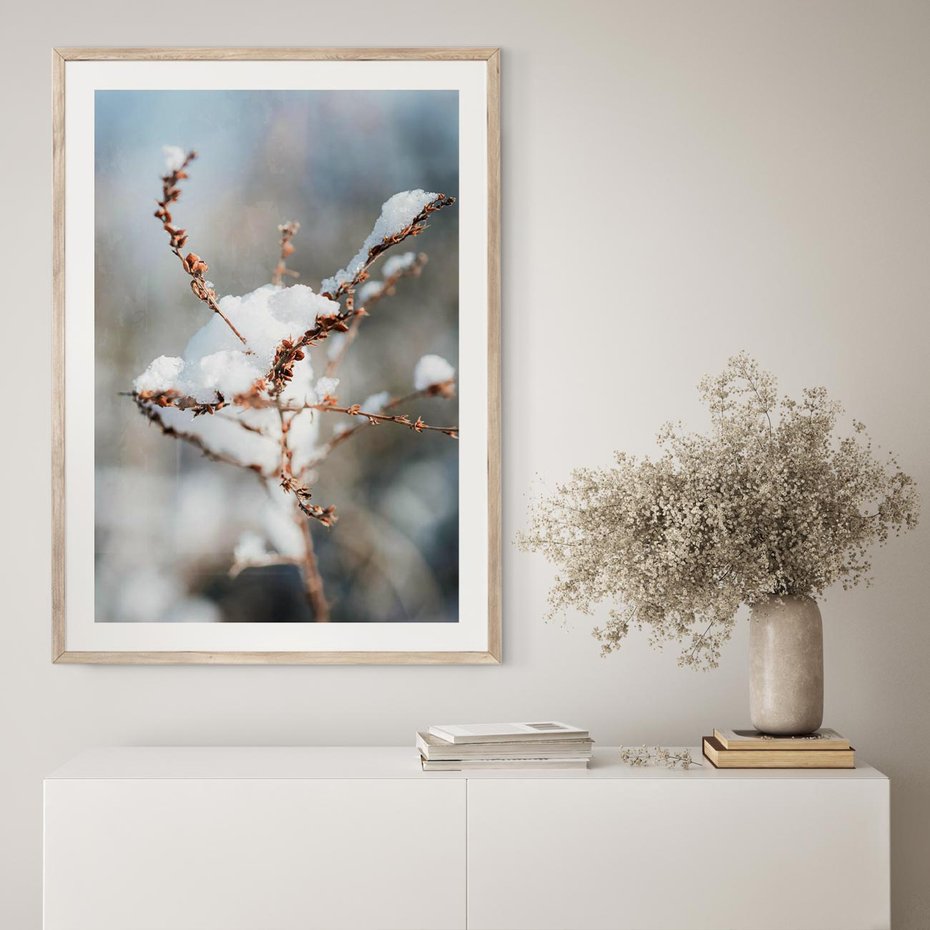Plakat w ramie 30x40 - Zimowy Urok Natury - gałązki pod śniegiem, natura - rama drewno