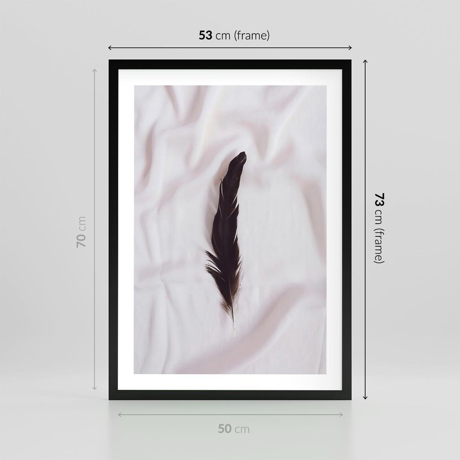 Plakat w ramie 50x70 - Prosta Elegancja - czarne pióro na białej pościeli, minimalizm - rama czarna