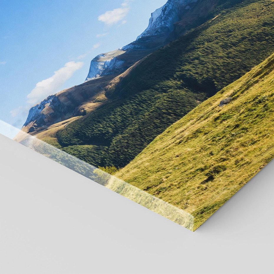 Obraz na płótnie 150x50 - Górski pejzaż: łąka i szczyty - góry, łąka