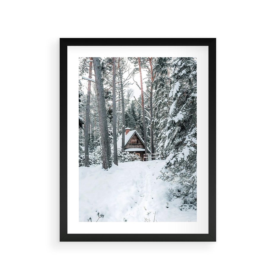 Plakat w ramie 30x40 - Spokój Zimowej Przygody w Lesie - domek w górach w lesie, zima - rama czarna