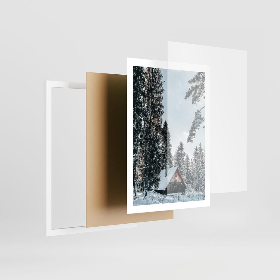 Plakat w ramie 50x70 - Górska Uroda Zimą: Dom w Śniegu - domek w górach, zima - rama biała