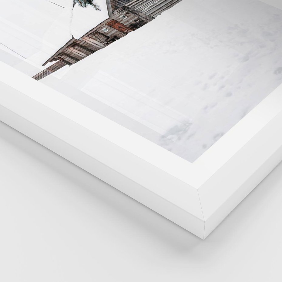 Plakat w ramie 30x40 - Zimowy Azyl - domek w górach, śnieg - rama biała