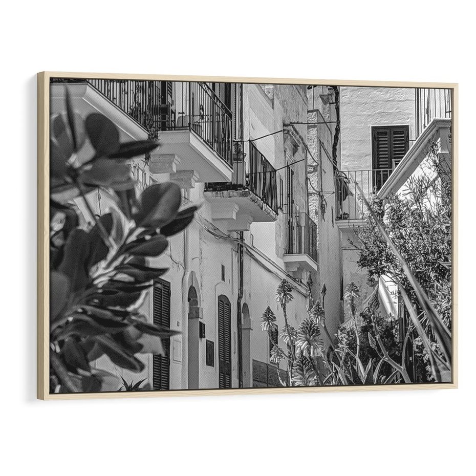 Obraz w ramie 100x70 - Nadmorska Uliczka - czarno białe zdjecie, uliczka w nadmorskim mieście - rama drewno