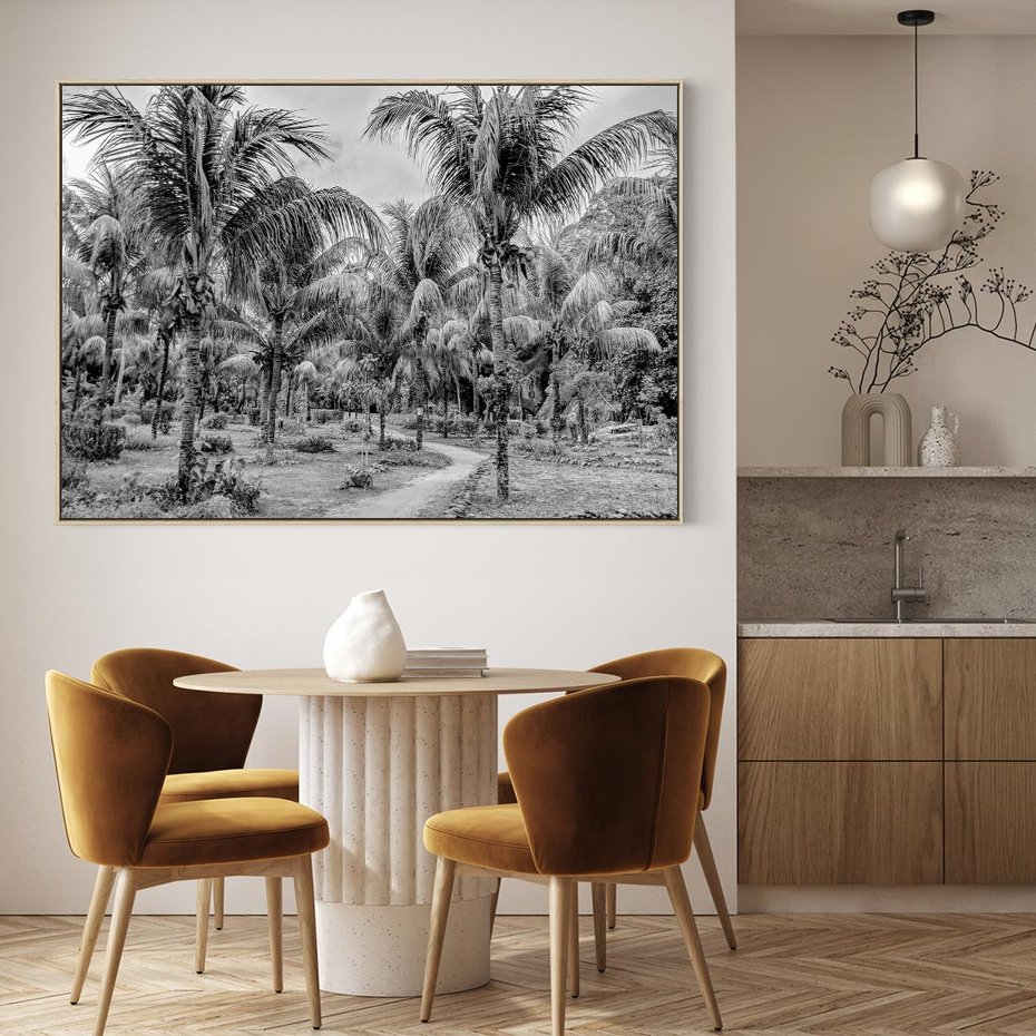 Obraz w ramie 120x80 - Mroczna Ścieżka Tropików - czarno biała fotografia, ścieżka pośród palm - rama drewno