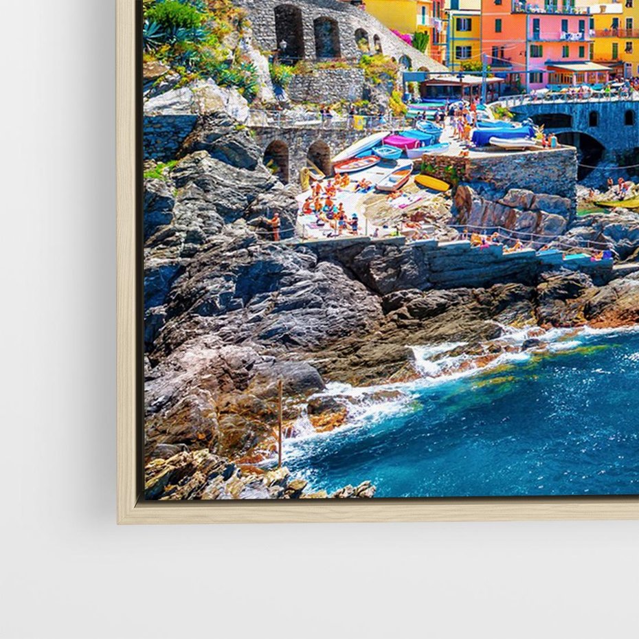 Obraz w ramie 70x50 - Barwne Wybrzeże - nadmorskie miasto na klifie, kolorowe tęczowe budynki - rama drewno