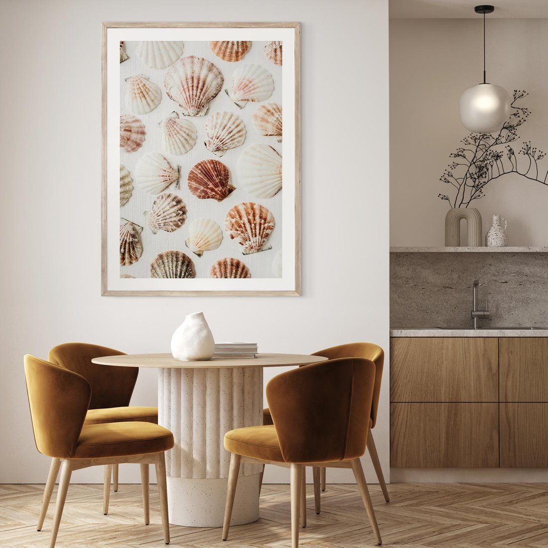 Plakat w ramie 40x50 - Morska Delikatność: Muszelki na Białym Tle - kompozycja, morskie muszelki na białym tle - rama drewno