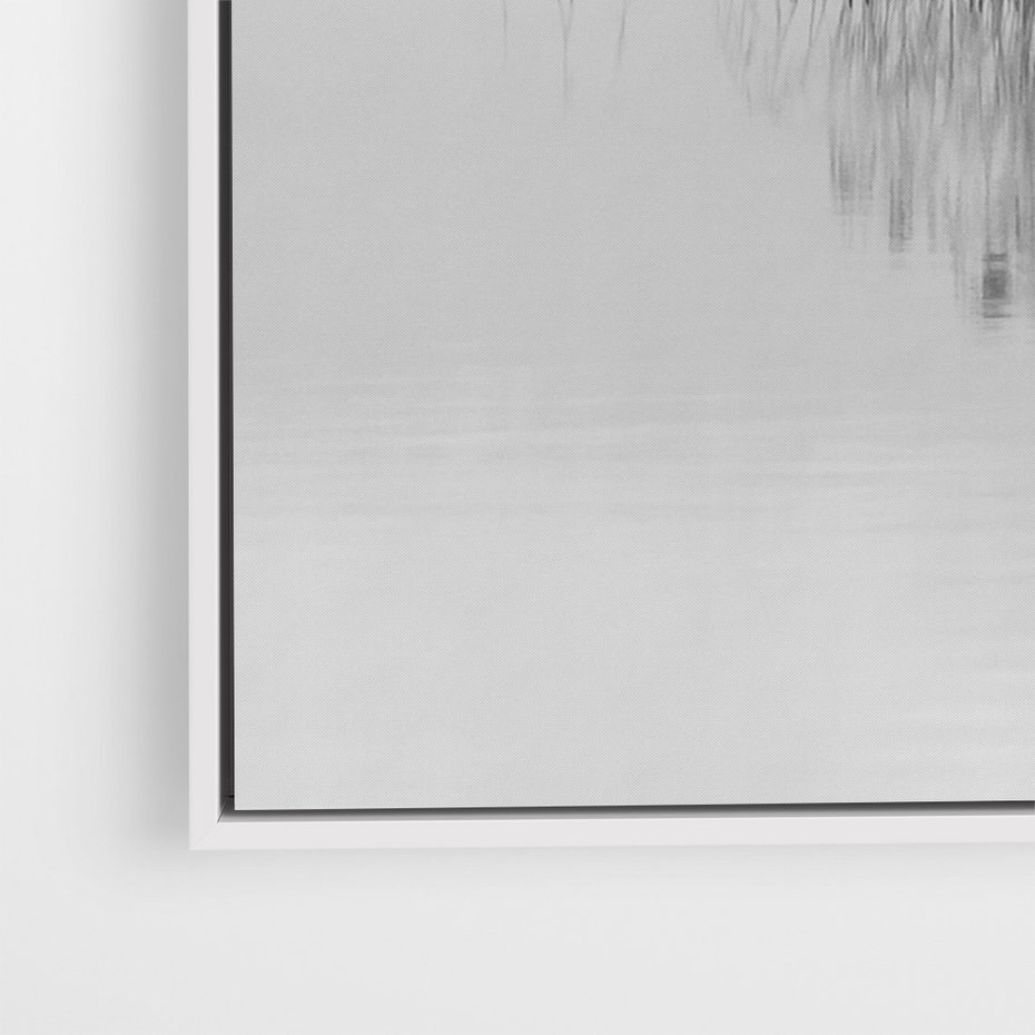 Obraz w ramie 80x120 - Mglisty Brzeg Jeziora - czarno białe zdjęcie, zamglone jezioro - rama biała