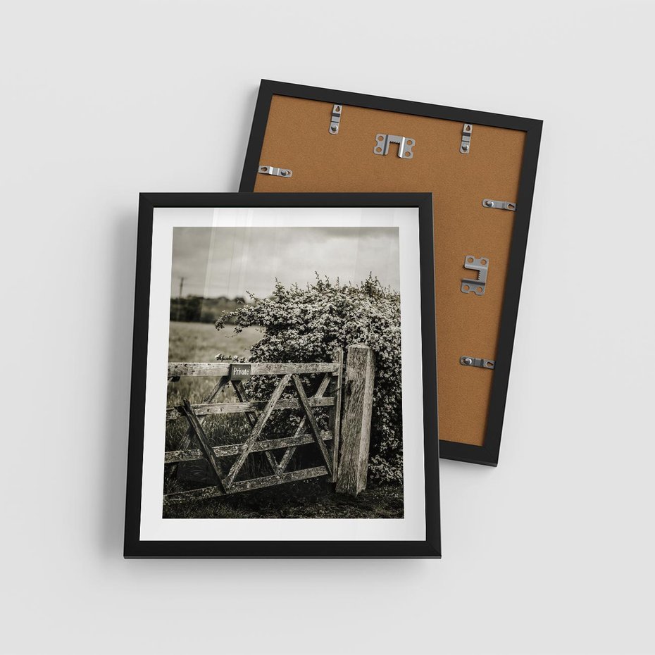 Plakat w ramie 40x50 - Wiejski Urok: Stary Płot i Kwitnący Krzew - rustykalne zdjęcie, stary płot - rama czarna