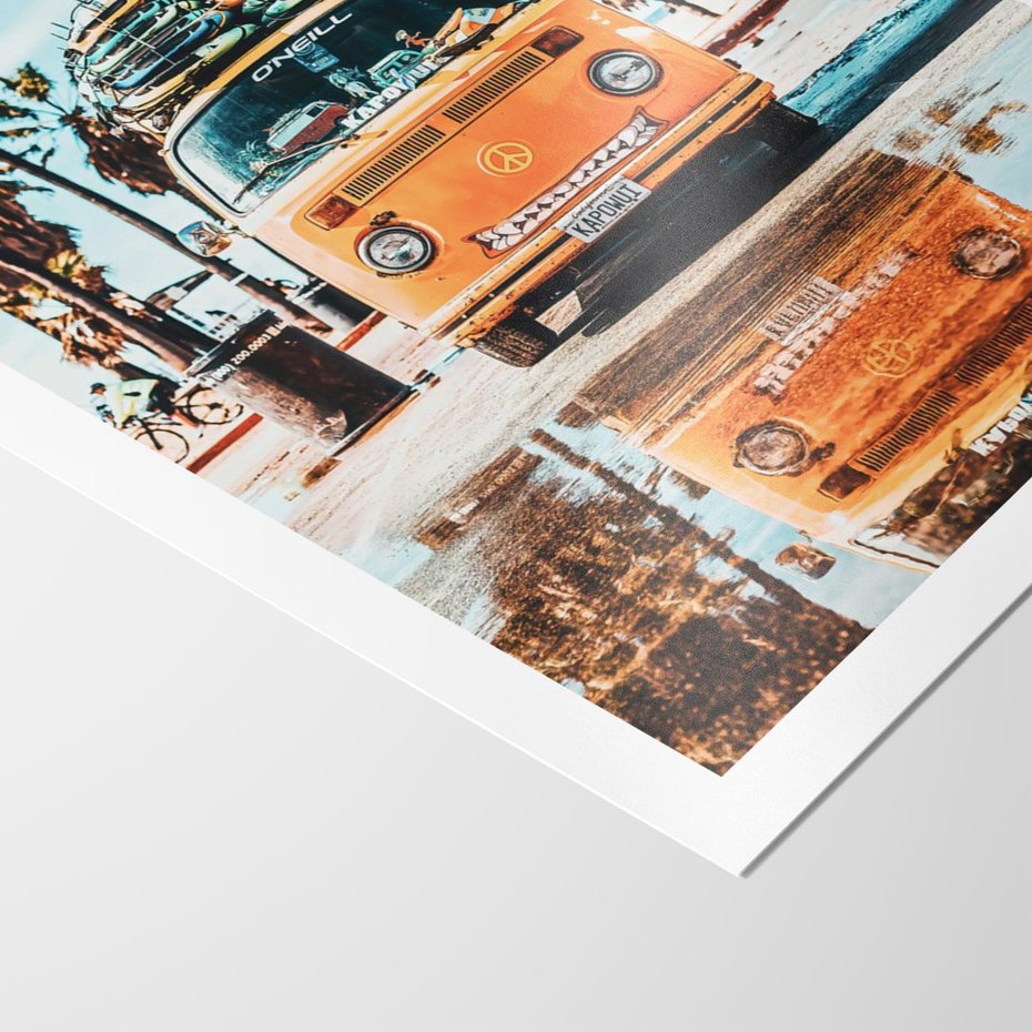 Plakat bez ramy 50x70 - Wakacje na Kółkach - kamper, deski surfingowe na dachu