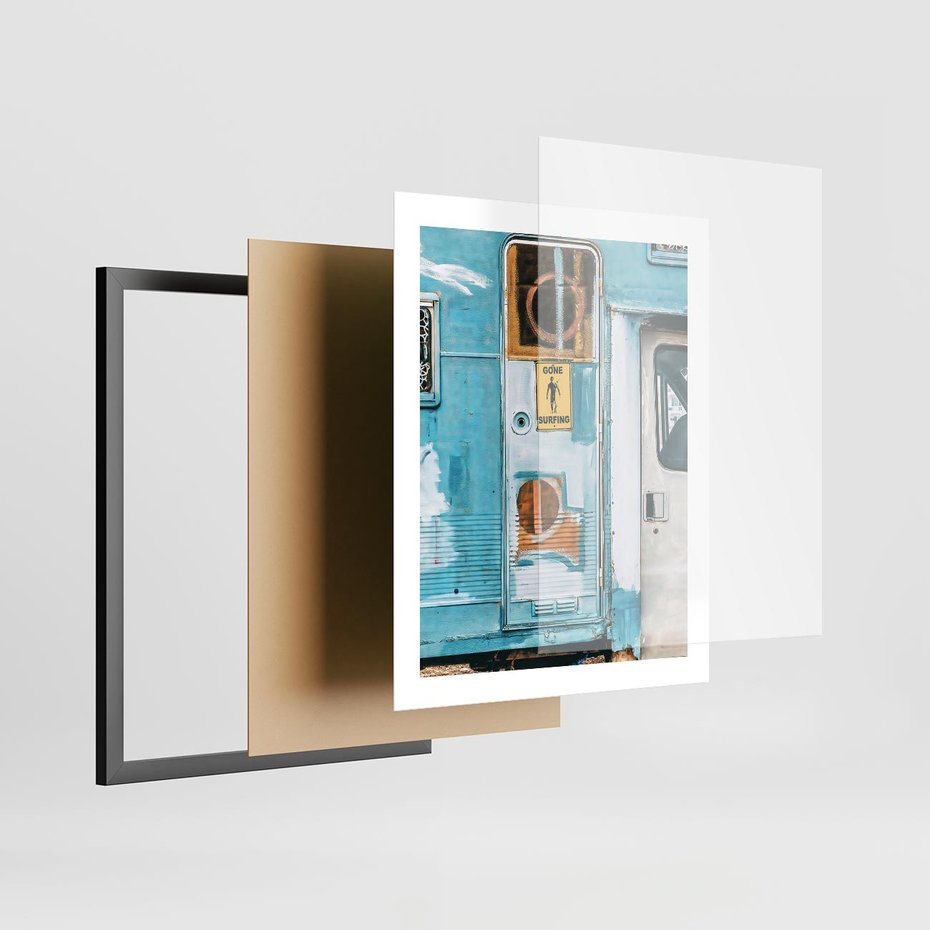 Plakat w ramie 40x50 - Nostalgiczna Podróż - stara przyczepa kempingowa, niebieskie kolory - rama czarna