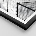 Plakat w ramie 40x50 - Elegancja Współczesnej Architektury: Wieżowiec w Monochromii - nowoczesna architektura, czarno biała fotografia - rama czarna