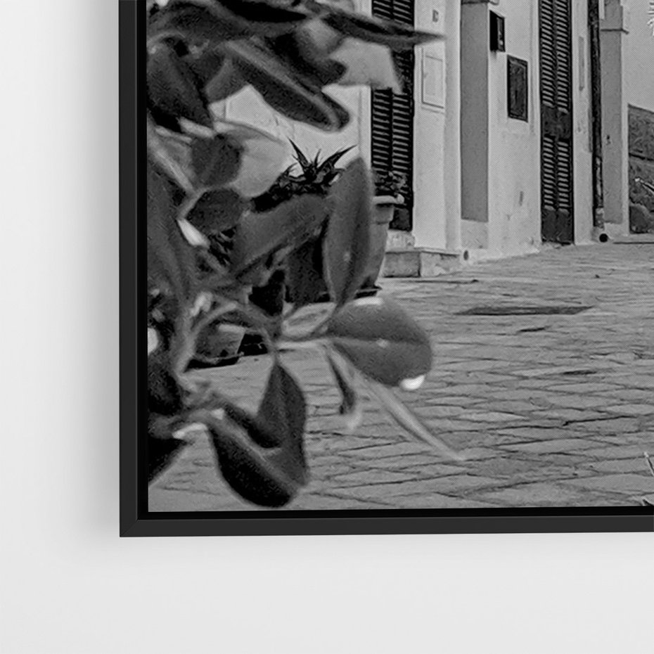 Obraz w ramie 50x70 - Nadmorska Uliczka - czarno białe zdjecie, uliczka w nadmorskim mieście - rama czarna