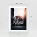 Plakat w ramie 30x40 - Światło Portowe - czarno białe zdjecie, uliczka w nadmorskim mieście - rama biała