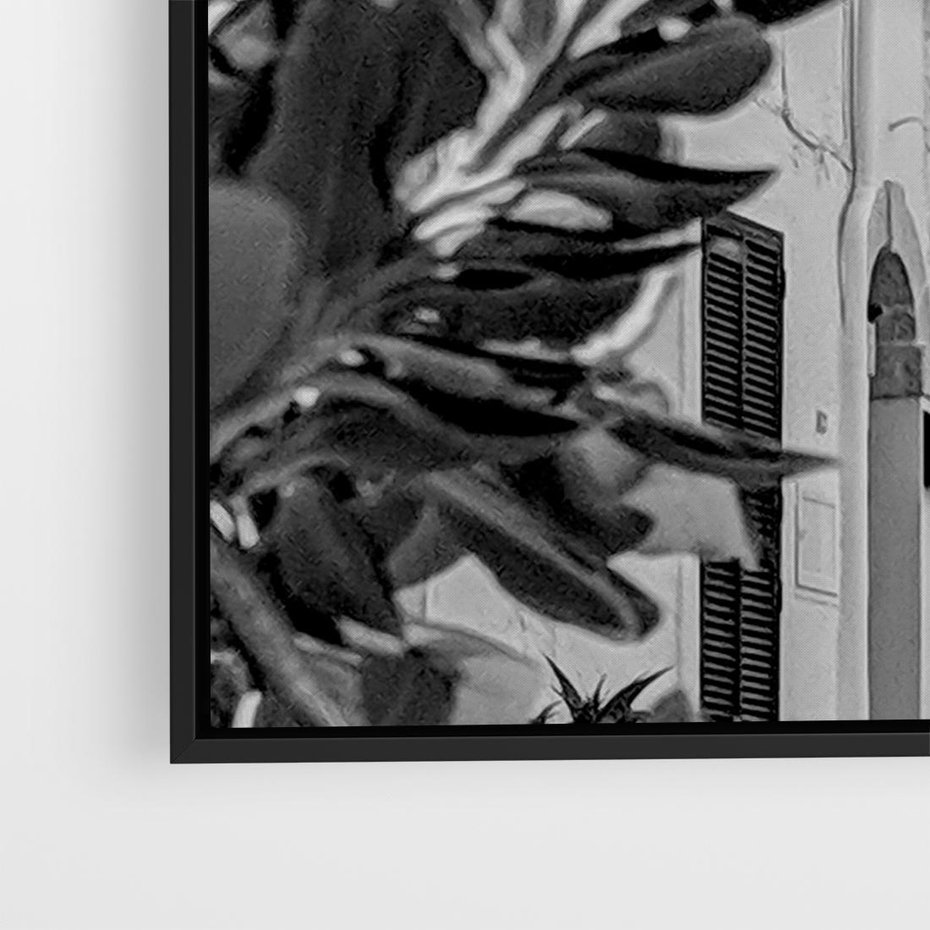 Obraz w ramie 70x50 - Nadmorska Uliczka - czarno białe zdjecie, uliczka w nadmorskim mieście - rama czarna