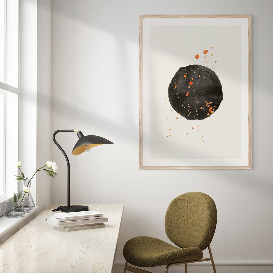 Plakat w ramie 50x70 - Wibracje Kolorów - abstrakcyjna czarna plama, rozsiane pomarańczowe kropki - rama drewno