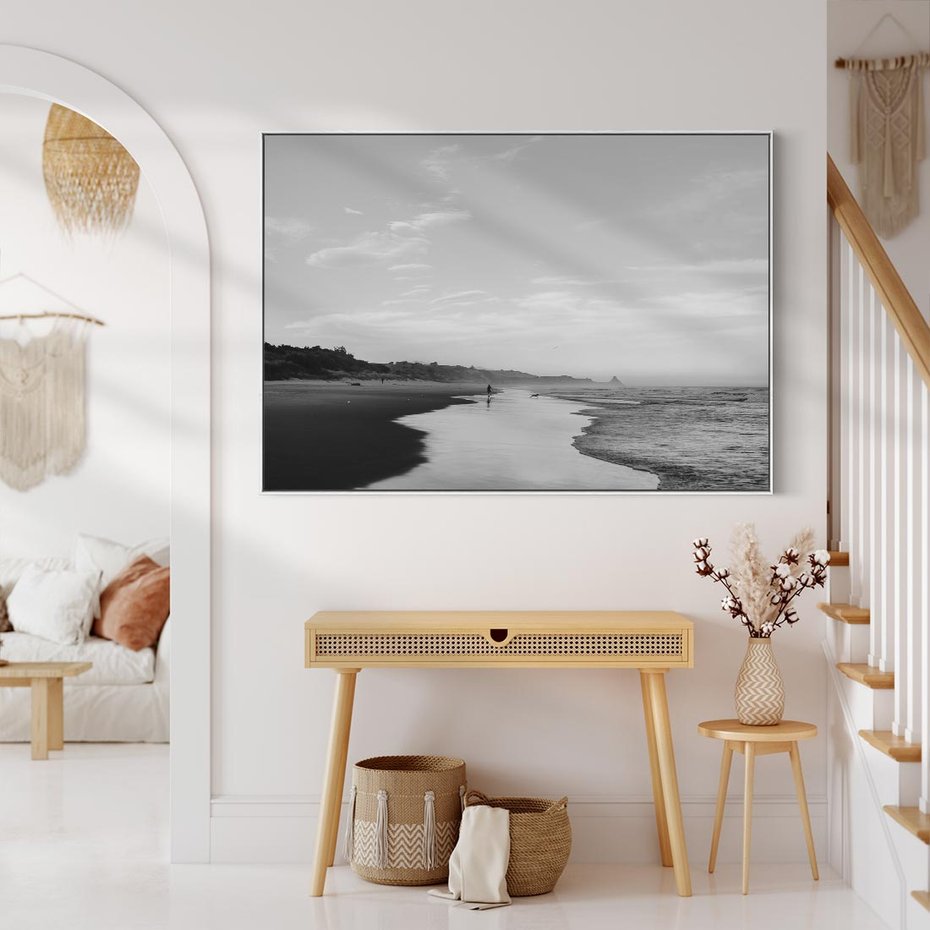 Obraz w ramie 70x50 - Nadmorska Melodia - czarno białe zdjęcie, plaża - rama biała