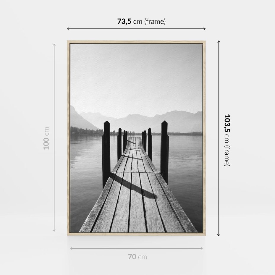Obraz w ramie 70x100 - Spokojna Przystań - czarno biała fotografia, drewniany pomost na jeziorze - rama drewno