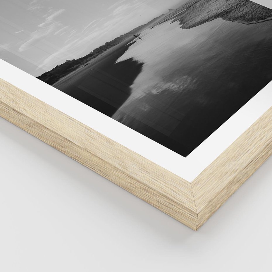 Plakat w ramie 30x40 - Nadmorska Melodia - czarno białe zdjęcie, plaża - rama drewno