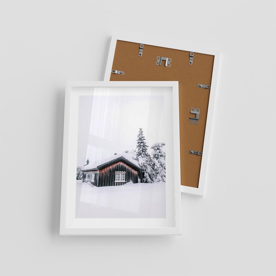 Plakat w ramie 30x40 - Zimowy Azyl: Domek w Górach - domek w górach, śnieg - rama biała