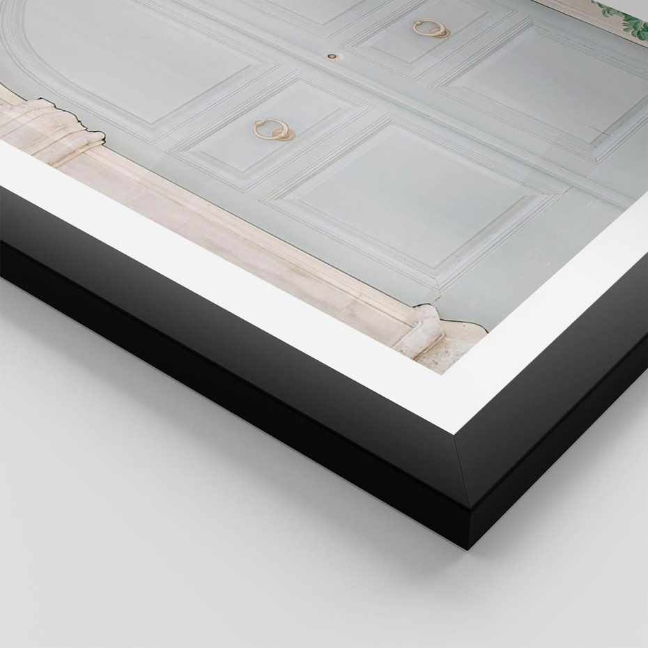 Plakat w ramie 30x40 - Błękitne Drzwi Kamienicy: Urok Historii - stare piękne drzwi do kamienicy, błękitne drzwi - rama czarna