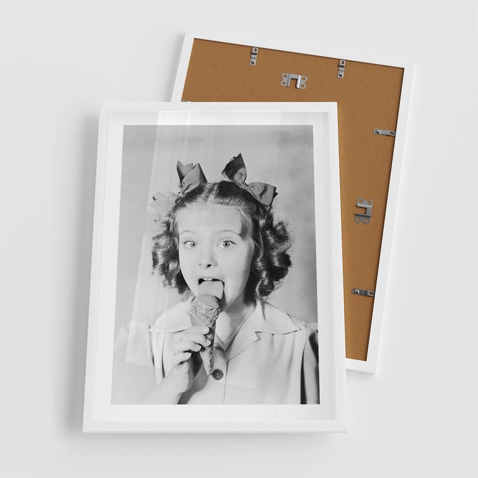 Plakat w ramie 50x70 - Pyszny Deser - retro zdjęcie, czarno białe - rama biała