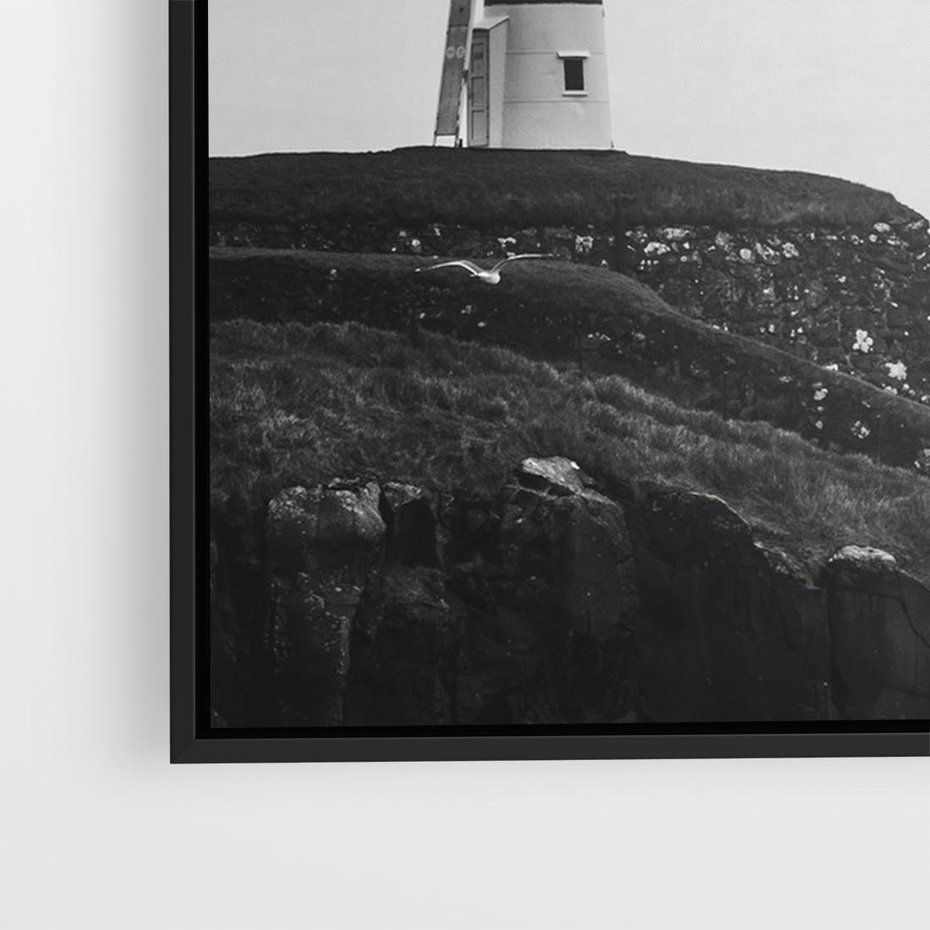 Obraz w ramie 70x50 - Melancholia Północy - czarnobiała fotografia, nadmorska latarnia na klifie - rama czarna