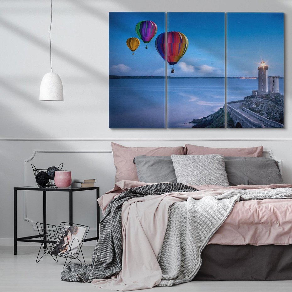 Obraz na płótnie 120x80 - Latarnia morska z balonami nad morzem - latarnia, morska