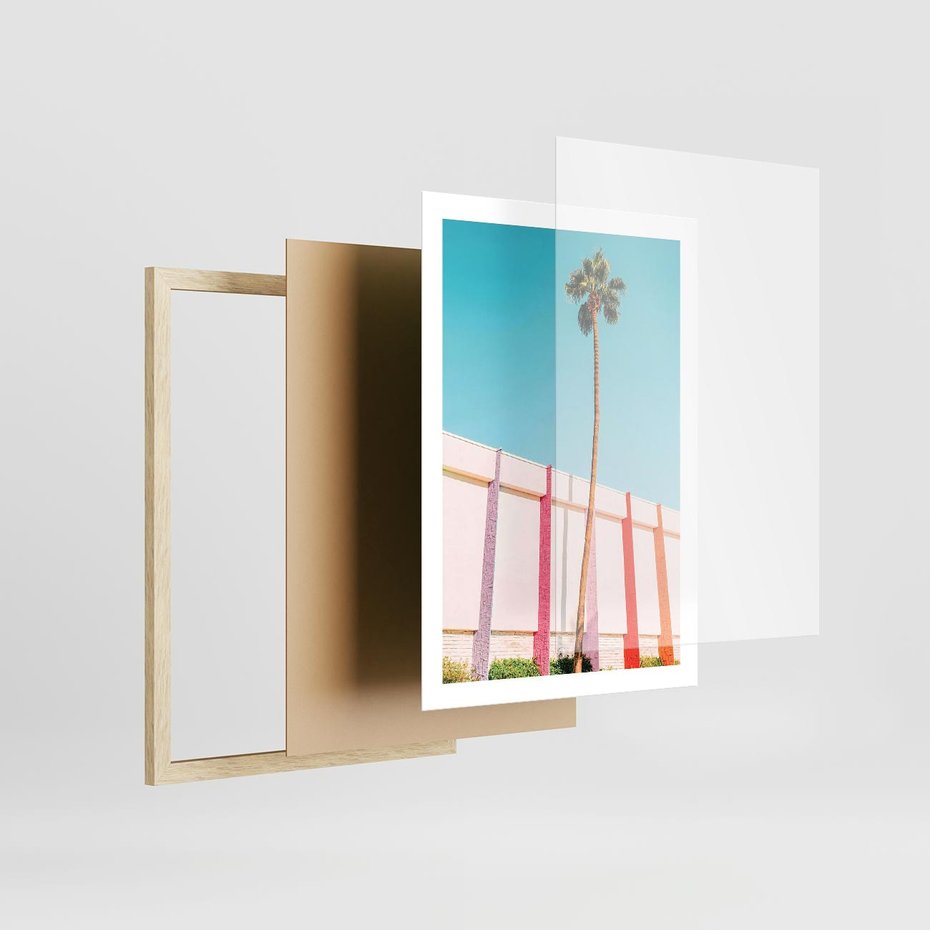 Plakat w ramie 50x70 - Tropikalny Kontrast - palma na tle błękitnego nieba, kolorowy mur - rama drewno