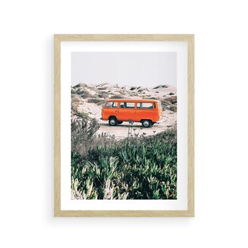 Plakat w ramie 40x50 - Podróże po Pustyni - stary samochód van, pomarańczowy - rama drewno