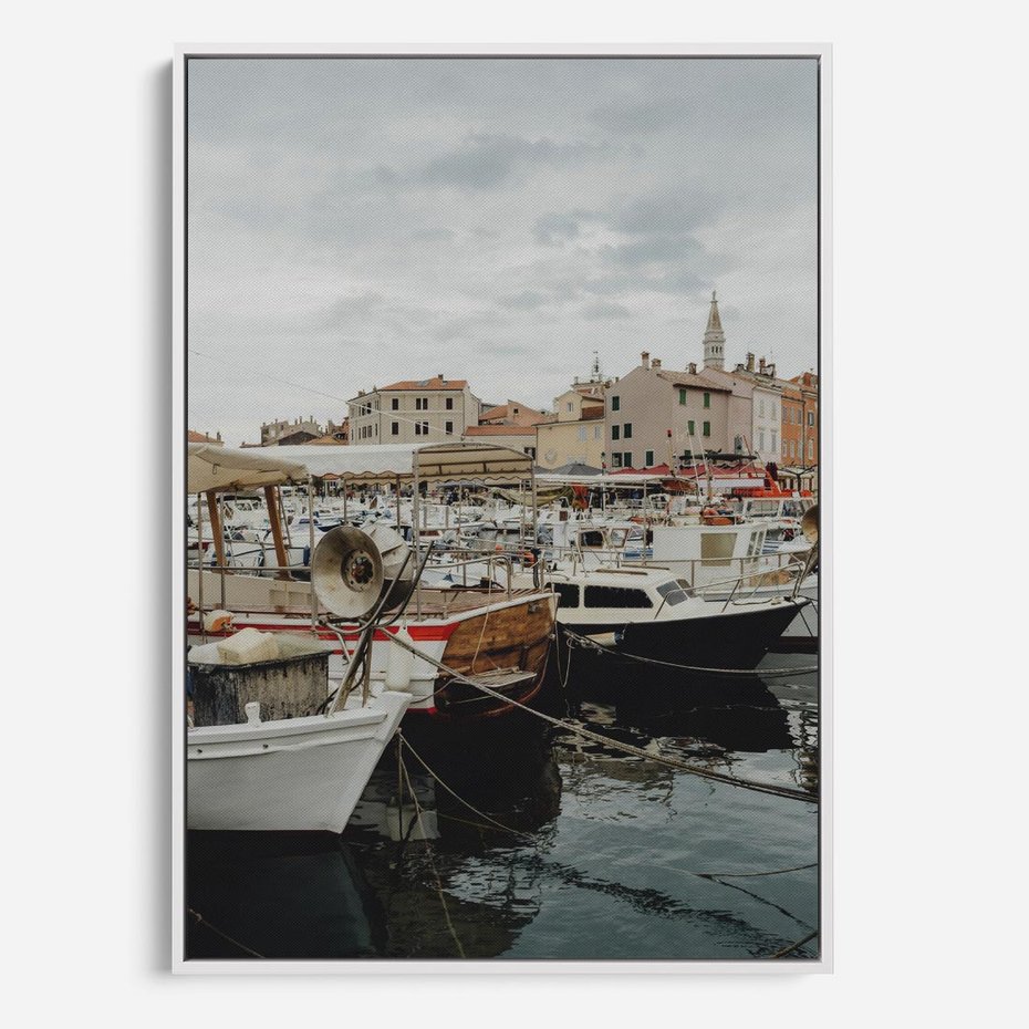 Obraz w ramie 70x100 - Malowniczy Krajobraz Morski - morze, łódki - rama biała