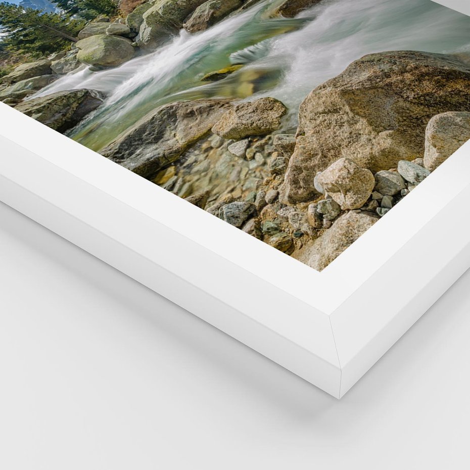 Plakat w ramie 40x50 - Górski strumyk w harmonii - strumyk, górski - rama biała