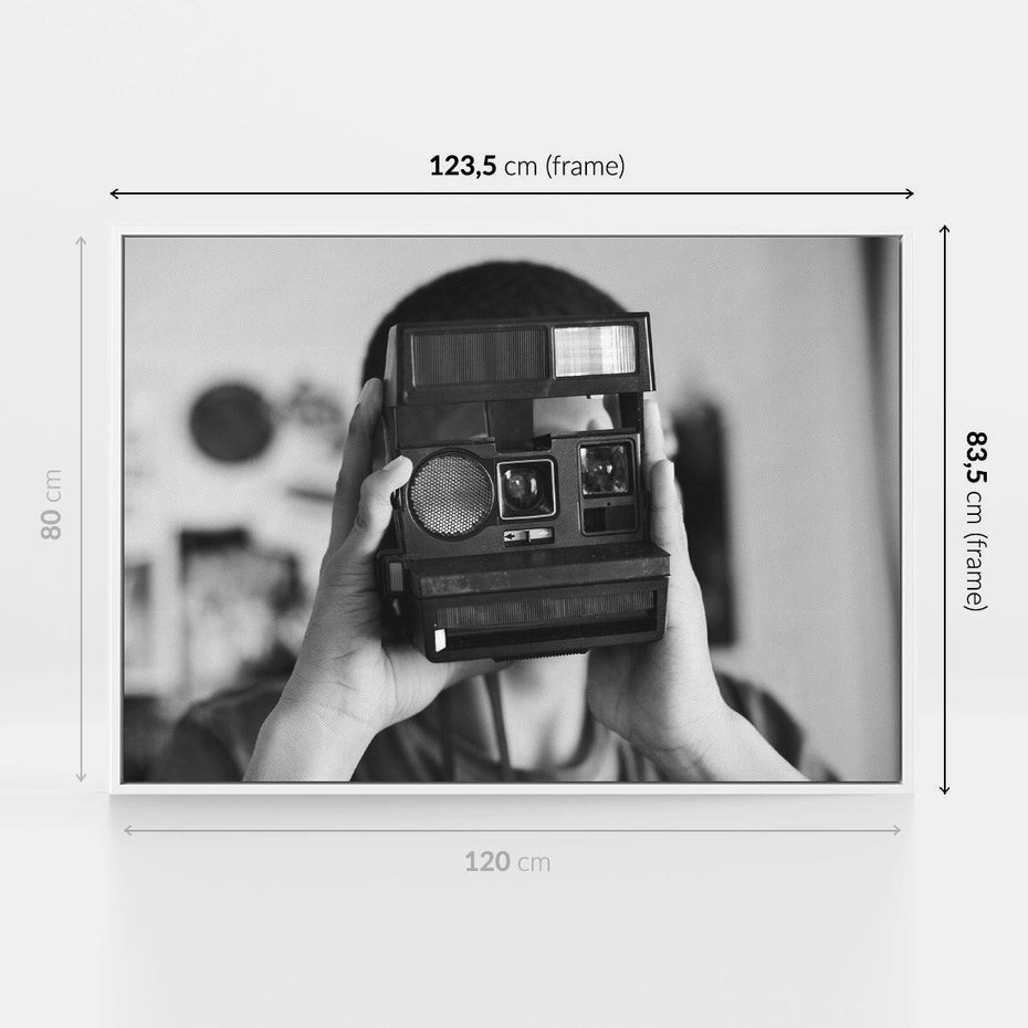 Obraz w ramie 120x80 - Mężczyzna za Aparatem - czarno białe zdjęcie, portret - rama biała
