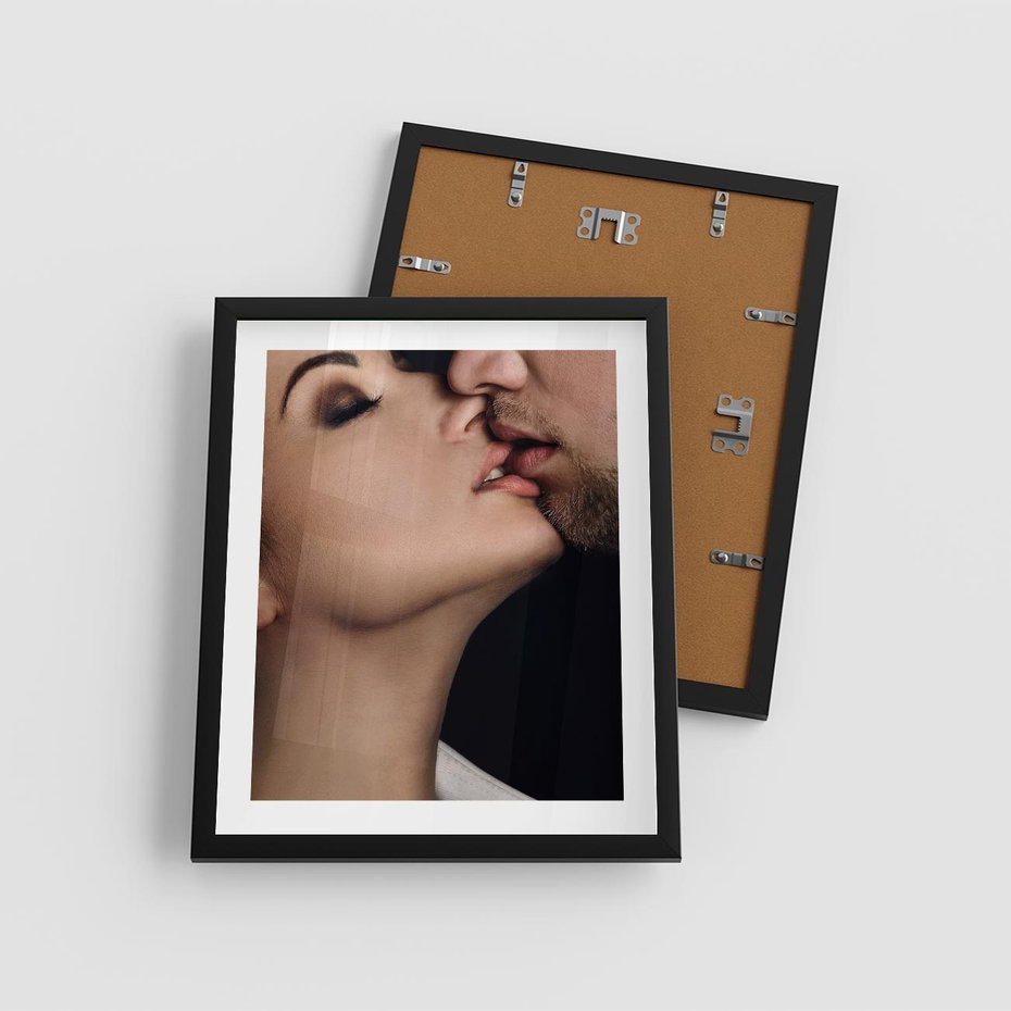 Plakat w ramie 40x50 - Miłosne Uczucia - kobieta, pocałunek - rama czarna